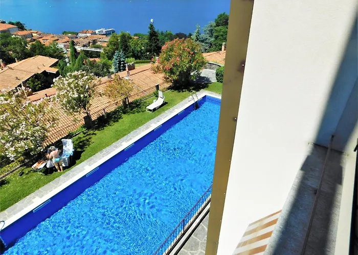 In With Maggiore Views *