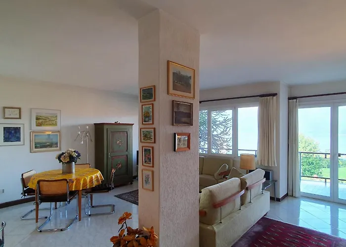 In With Maggiore Views * Луино