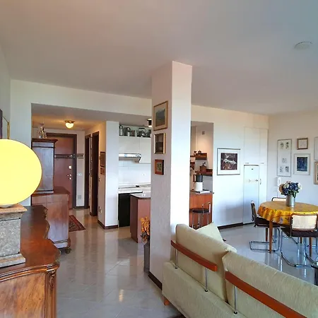 In With Maggiore Views *